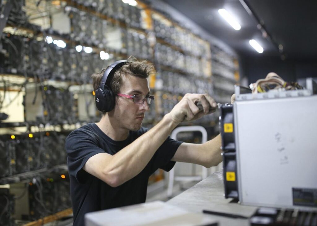 Tariff Threat: US Bitcoin Miners Face Extinction?