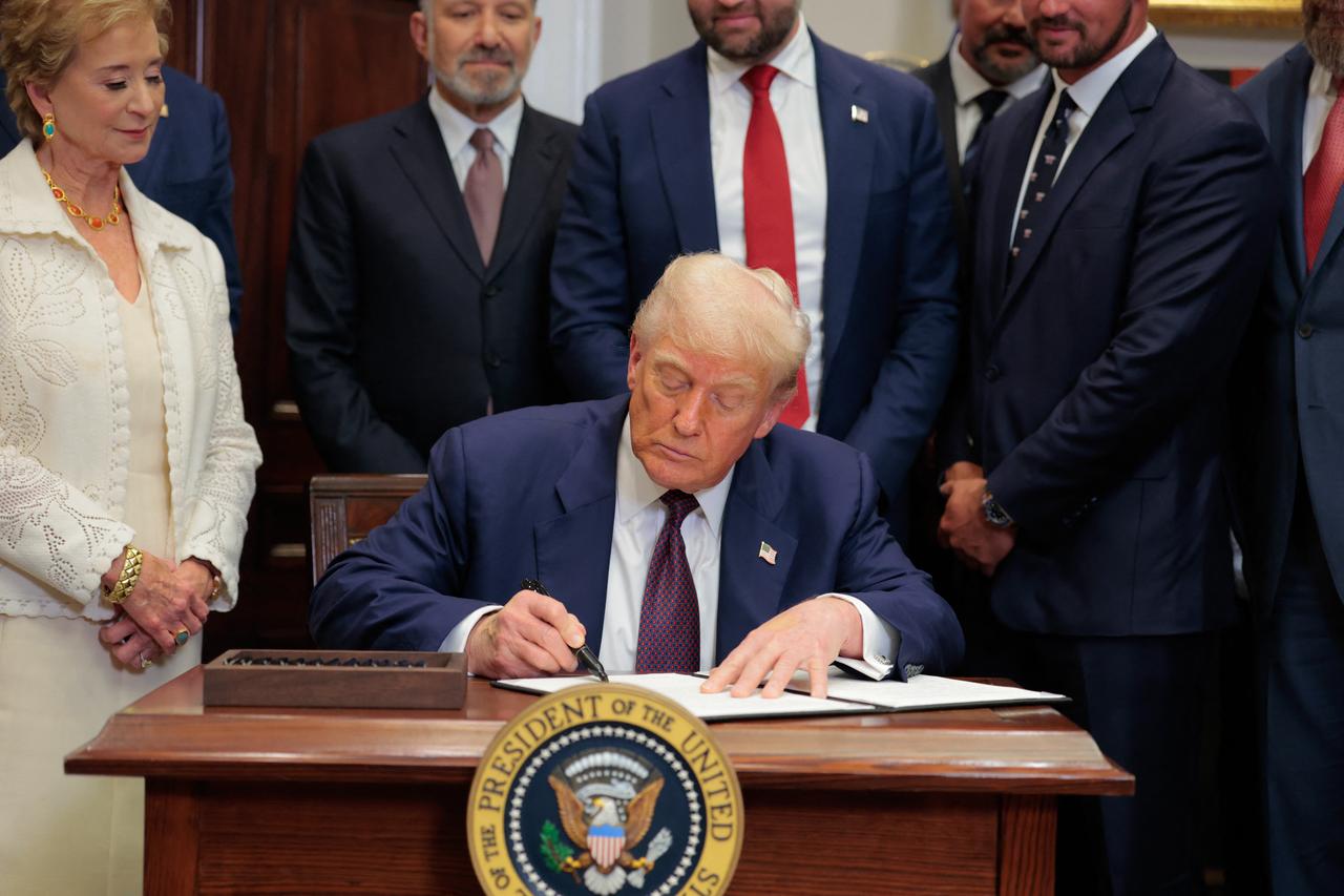 U.S. President Donald Trump is pictured signing an executive order in the Roosevelt Room at the White House in Washington, DC, on July 31, 2025. (AFP Photo)