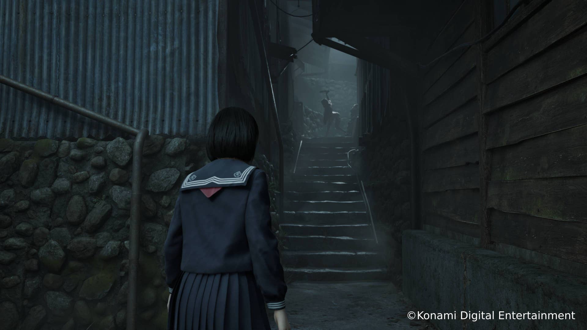 In a narrow alley in Silent Hill f, Hinako confronts a knife-wielding enemy.
